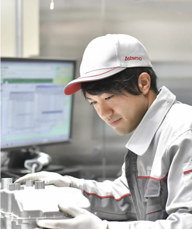 a person wearing a white hat and gloves