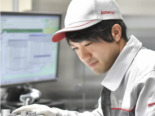 a person wearing a white hat and gloves