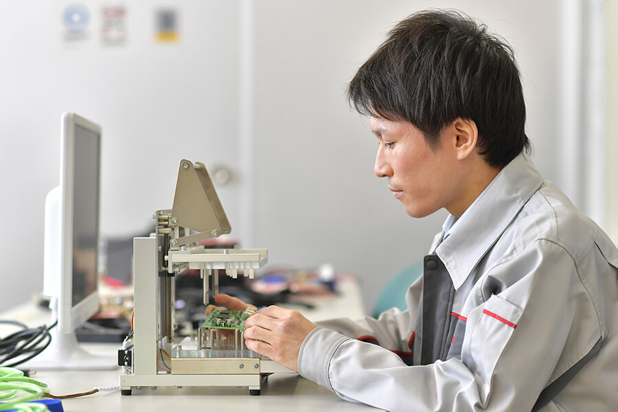 機械で作業する人