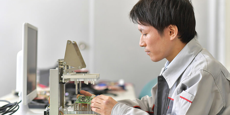 機械で作業する人