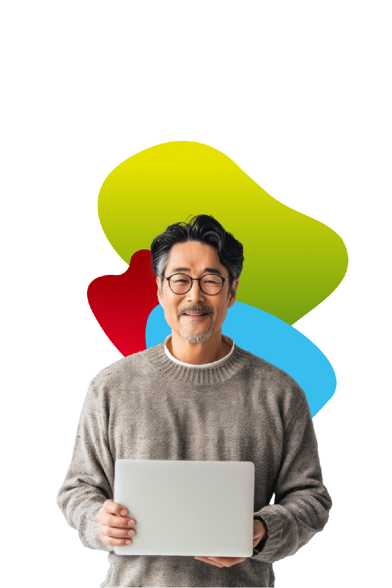 eine lächelnde Person mit Brille und Laptop