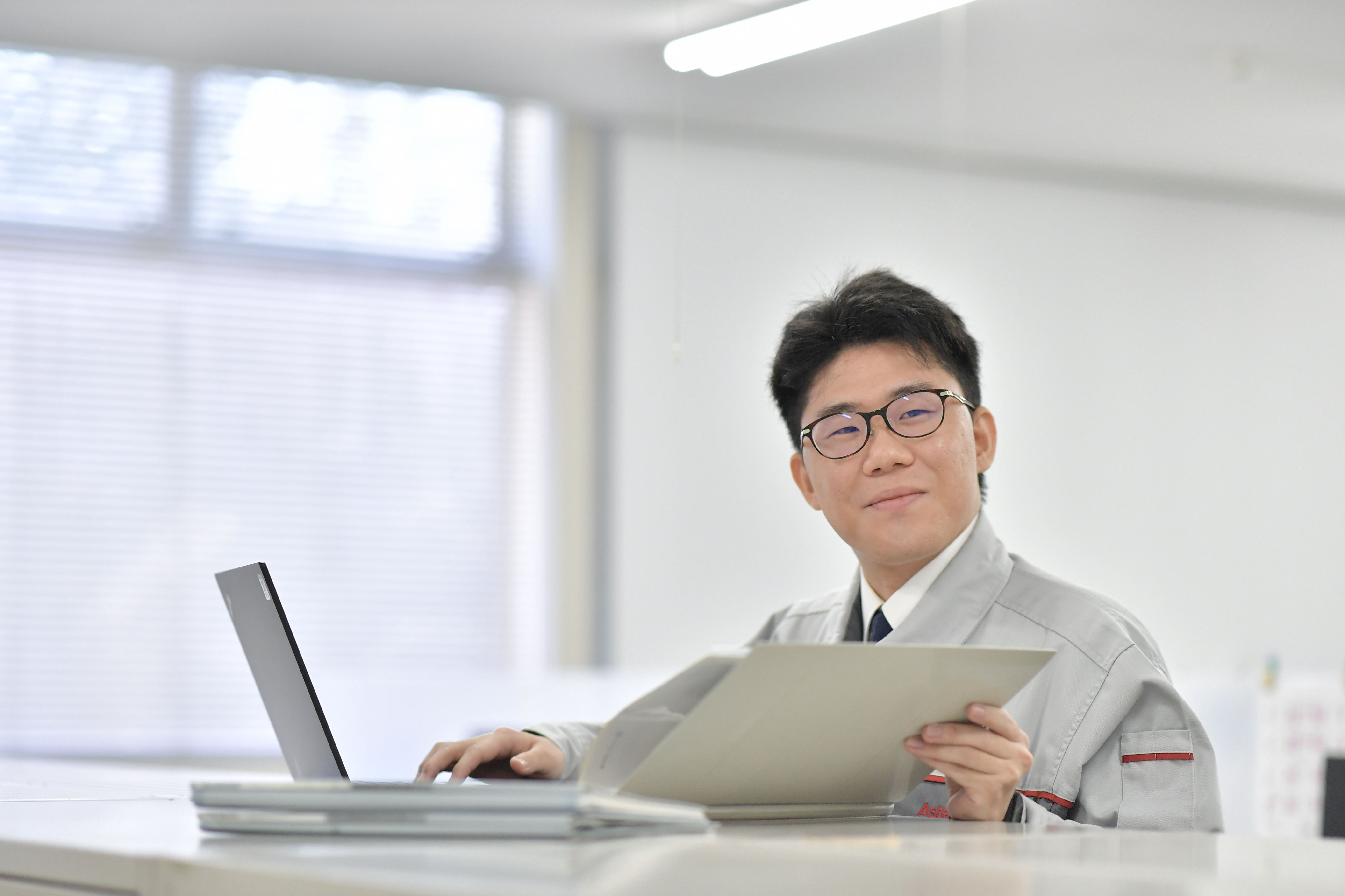 スーツとネクタイを着てファイルを持っている人