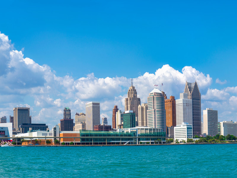 Eine Skyline einer Stadt mit einem Gewässer