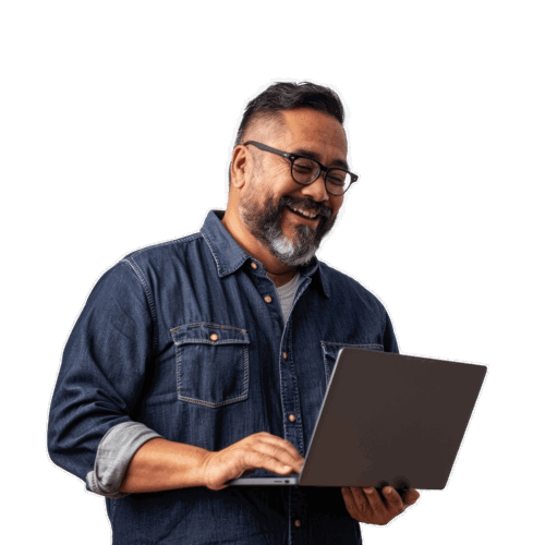 Eine lächelnde Person, die einen Laptop in der Hand hält