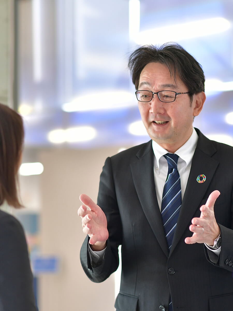 スーツとネクタイを着た人が人と話している