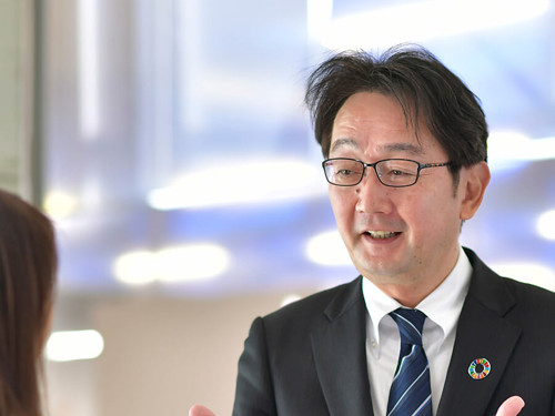 スーツとネクタイを着た人が人と話している