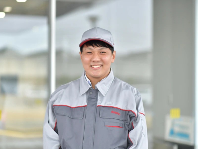 a person in a grey and grey uniform