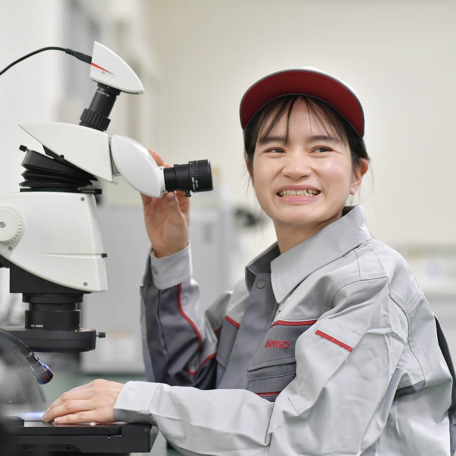 カメラに向かって笑顔を浮かべる人物