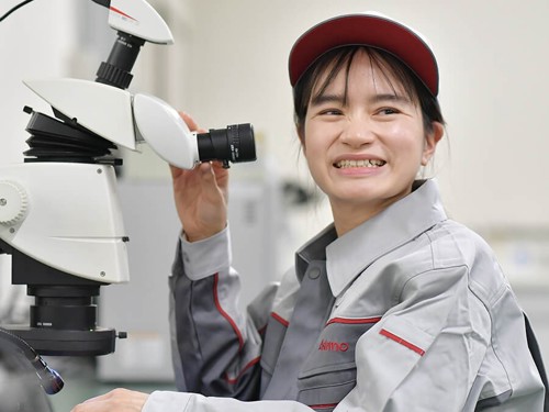 カメラに向かって笑顔を浮かべる人物