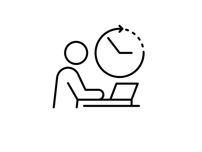 時計を背景にラップトップに座っている人