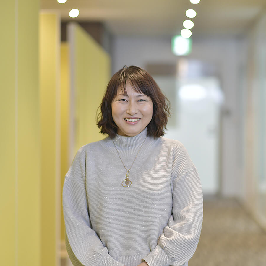 カメラに向かって笑顔を浮かべる人物